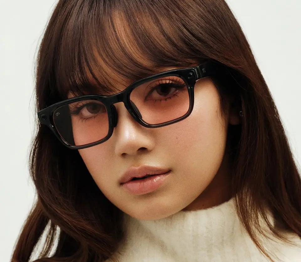 LISA 配戴 Meta Glasses 聯名款的官方照片